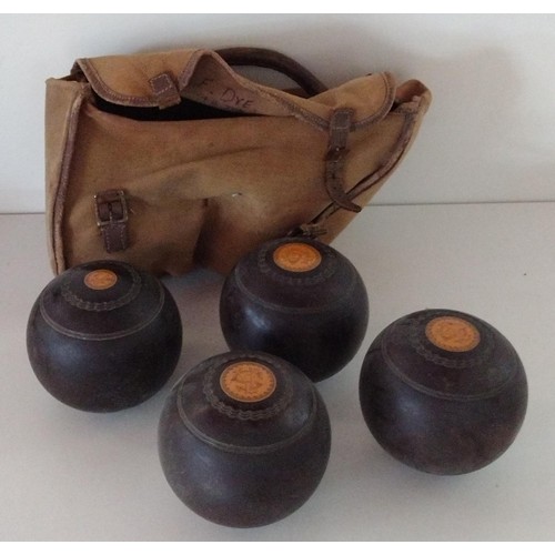 376 - (4) vintage lawn bowls in holdall. Shipping Group (B).