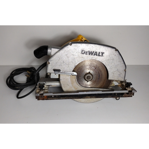 392 - DeWalt 240v circular saw in working order. Shipping Group (B).