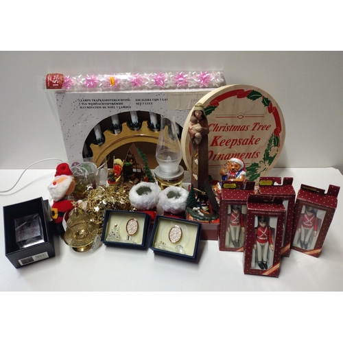 154 - Assorted Christmas decorations. Shipping Group (A).