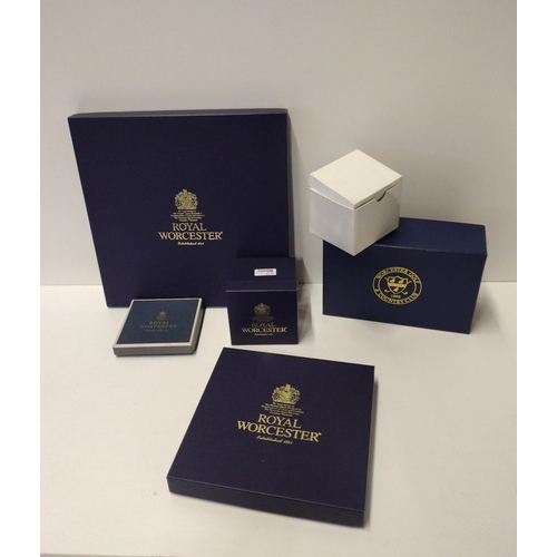 212 - Royal Worcester collectable items in presentation boxes. Shipping Group (A).