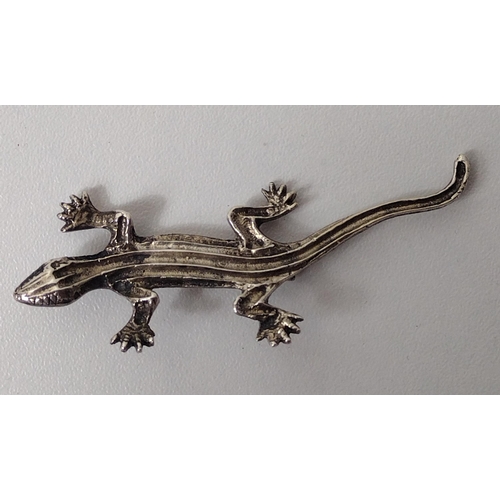 16 - .925 silver brooch in the form of a gecko. Shipping Group (A).