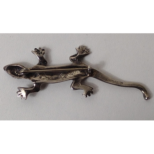 16 - .925 silver brooch in the form of a gecko. Shipping Group (A).