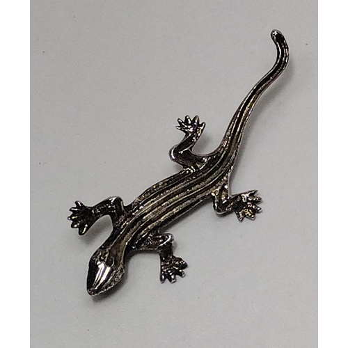 16 - .925 silver brooch in the form of a gecko. Shipping Group (A).