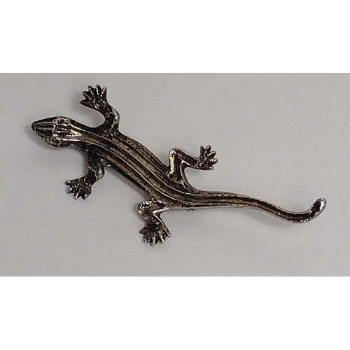 16 - .925 silver brooch in the form of a gecko. Shipping Group (A).