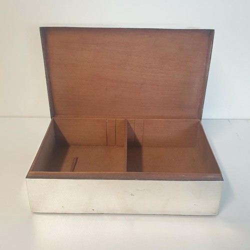 32 - Sterling silver cigar box, gross weight 1118g, London Hallmark. H:6 x L:20 x W:12 cm. Shipping Group... 