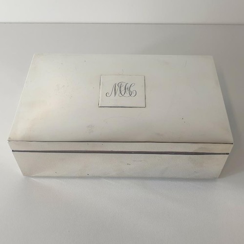 32 - Sterling silver cigar box, gross weight 1118g, London Hallmark. H:6 x L:20 x W:12 cm. Shipping Group... 