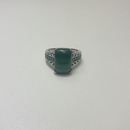 64 - .925 silver and green malachite ring, size R. Shipping Group (A).