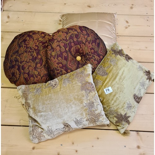 76 - Assorted cushions (5).