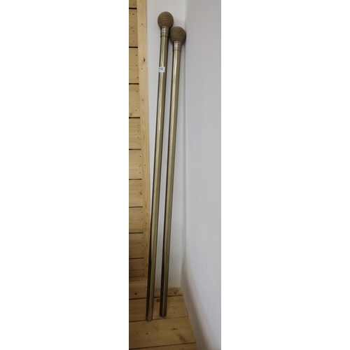 112 - Metal curtain pole in gold finish, 380 cm in length.