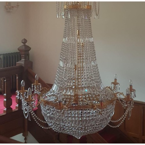 125 - A very large chandelier.