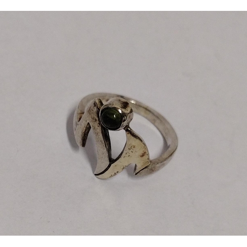 262 - 925 silver gilt and peridot set Egyptian style ring, size N, 3.3g. Shipping Group (A).