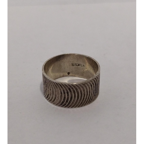 267 - 925 silver band, size K. 2.1g. Shipping Group (A).