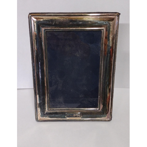 270 - Easel-back 925 silver photo frame, hallmark for Sheffield, 20 x 15 cm. Shipping Group (A).