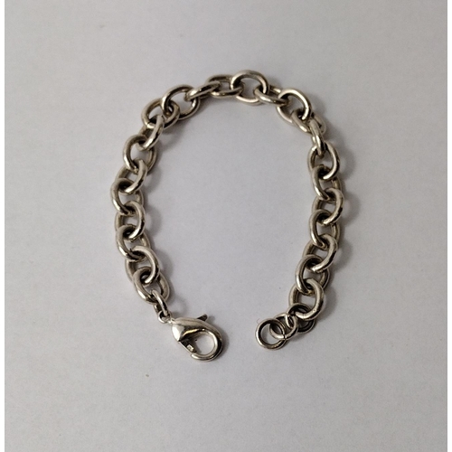 278 - A heavy 925 silver curb link bracelet, 175 mm, 22g. Shipping Group (A).