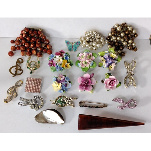 286 - Good assortment of brooches. Shipping Group (A).