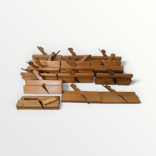 205 - A good selection of vintage wooden moulding planes.