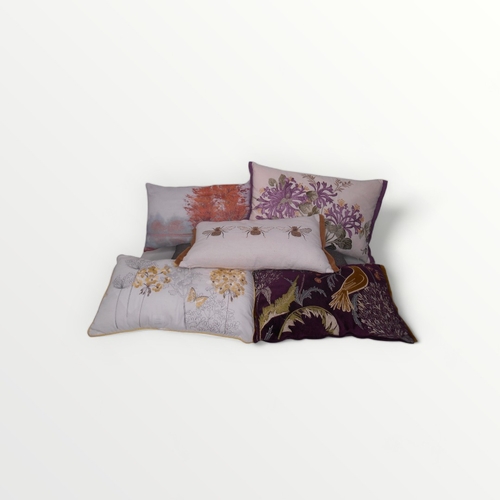 272 - A selection of useful and decorative scatter cushions (7).