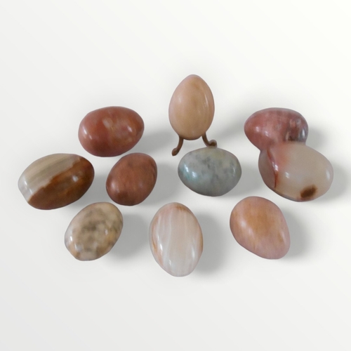 100 - A selection of turned hardstone and onyx 'eggs'. Shipping group (A).