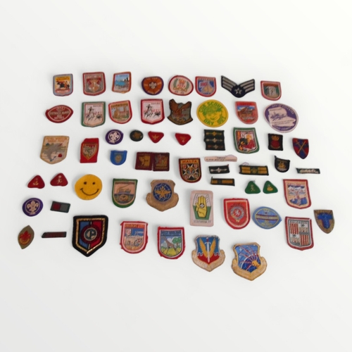 102 - Large collection of cloth sew-on badges/patches to include scouting. Shipping group (A).