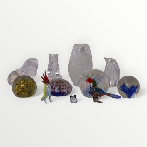 164 - Domestic and collectable glasswares to include paper weights. Shipping group (A).