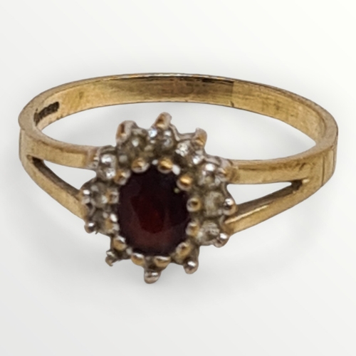 36 - 9ct yellow gold and garnet set ring, size K½. Shipping group (A).