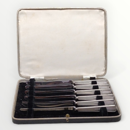 55 - George VI set of silver butter knives (5), hallmark for Sheffield 1938. In presentation case having ... 