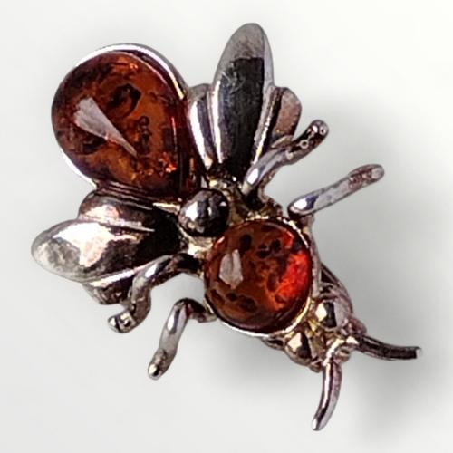 56 - Dainty silver and amber set brooch in the form of a honey bee. Shipping group (A).