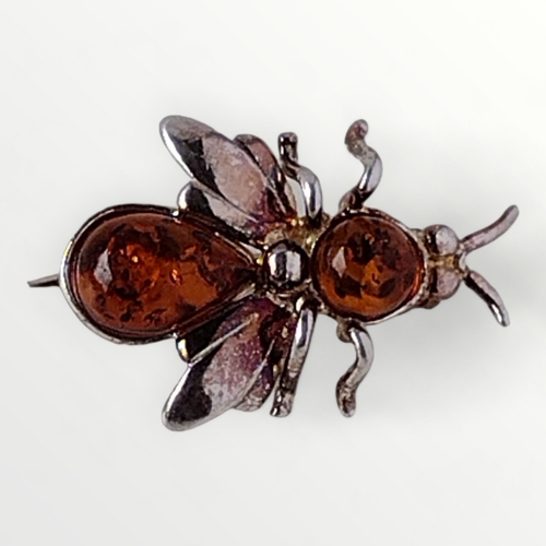 56 - Dainty silver and amber set brooch in the form of a honey bee. Shipping group (A).