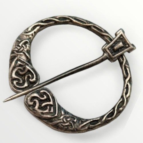 53 - Celtic design silver penannular brooch, approx 4.5cm in diameter. Shipping group (A).