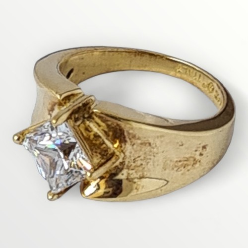 10 - 925 silver and gold plated ring, set with a diamond- shaped Cubic Zirconia. Size P½. Shipping group ... 