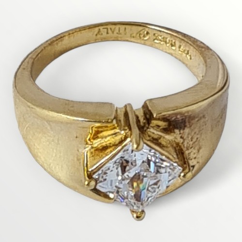 10 - 925 silver and gold plated ring, set with a diamond- shaped Cubic Zirconia. Size P½. Shipping group ... 