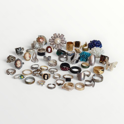 78 - A wide selection of rings various. Shipping group (A).