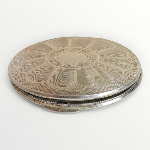 76 - Art Deco silver compact, hallmark for London. Shipping group (A).