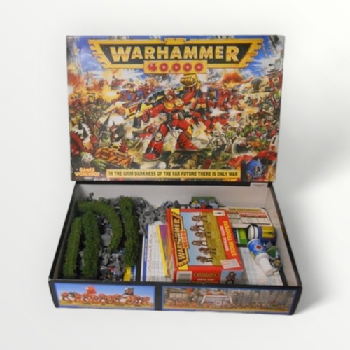 255 - Warhammer 40,000 gaming figures and literature in original box. Shipping group (A).