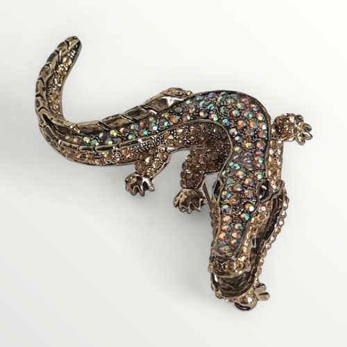 23 - Bejewelled crocodile brooch. Shipping group (A).