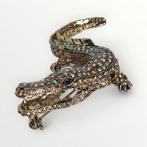 23 - Bejewelled crocodile brooch. Shipping group (A).