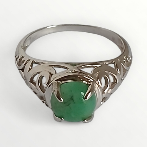 39 - 925 silver ring set with 2.1ct Brazilian Minas Velha emerald. Shipping group (A).