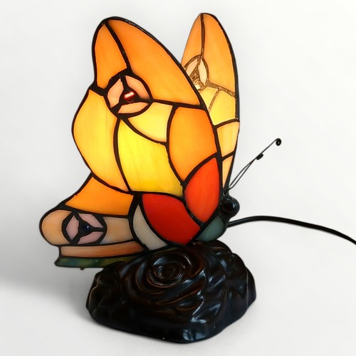 331 - Tiffany style butterfly lamp in working order measuring 21x15cm. Shipping group (B).