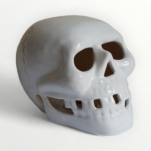 335 - Ceramic skull measuring 17x17cm. Shipping group (A).