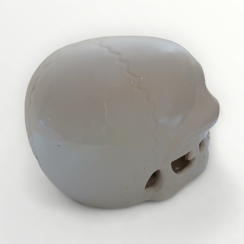 335 - Ceramic skull measuring 17x17cm. Shipping group (A).