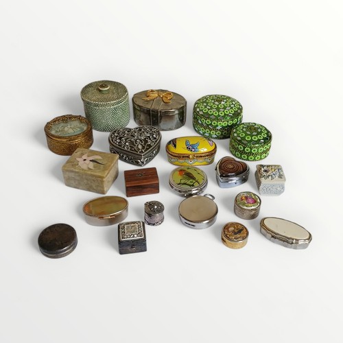 332 - Good selection of trinket/pill boxes. Shipping group (A).