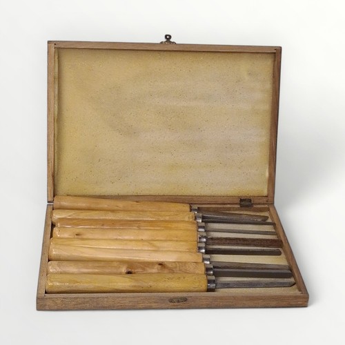 319 - Cased set of 8 wood turning chisels and gouges. Shipping group (A).