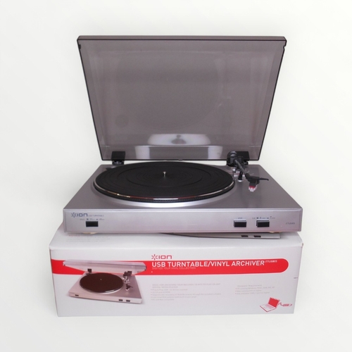 120 - USB turntable with original packaging. Shipping group (A).