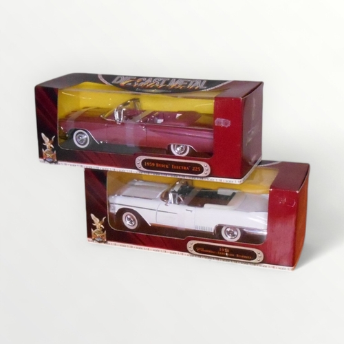 30 - Two collectable die cast American classic cars, 1/18 scale, 36cm long. Shipping group (A).