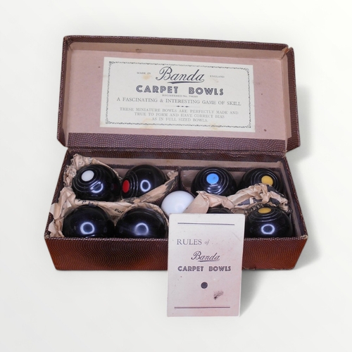 7 - Original boxed set of 'Banda carpet bowls' with instructions. Shipping group (A).