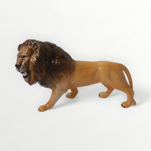 33 - Beswick pottery lion, 15cm high. Shipping group (A).