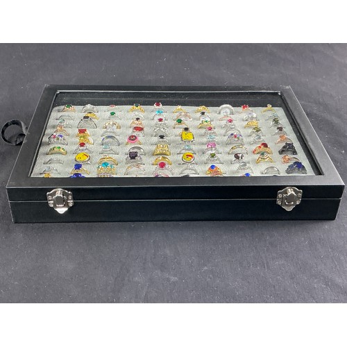 46 - Dealers Tray of Dress Rings - 100 rings of various designs and sizes. Gold and Silver tones with a v... 