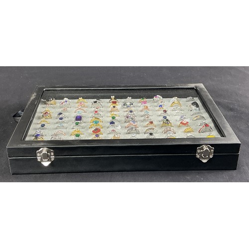 47 - Dealers Tray of Dress Rings - 100 rings of various designs and sizes. Gold and Silver tones with a v... 
