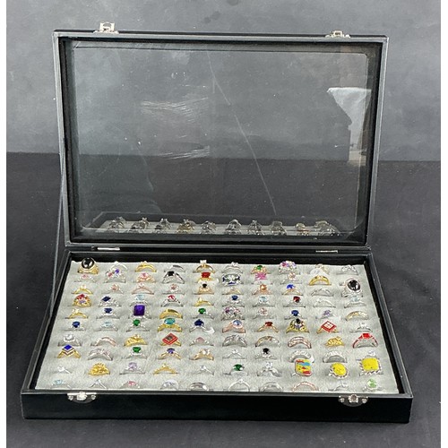 47 - Dealers Tray of Dress Rings - 100 rings of various designs and sizes. Gold and Silver tones with a v... 