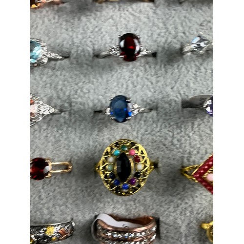 47 - Dealers Tray of Dress Rings - 100 rings of various designs and sizes. Gold and Silver tones with a v... 